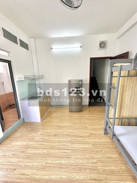 Phòng đầy đủ nội thất, có ban công tại Nguyễn Công Hoan,…