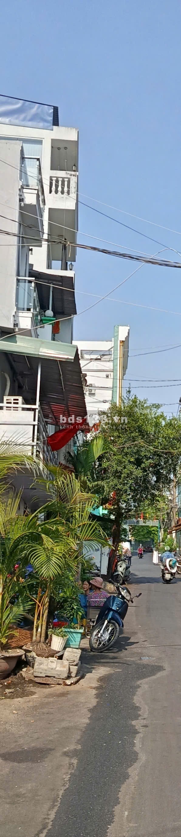 Bán gấp nhà lô góc mặt tiền đường 30m có vỉa hè.