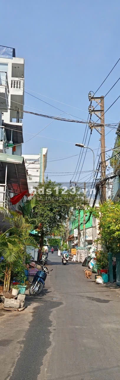 Bán gấp nhà lô góc mặt tiền đường 30m có vỉa hè.