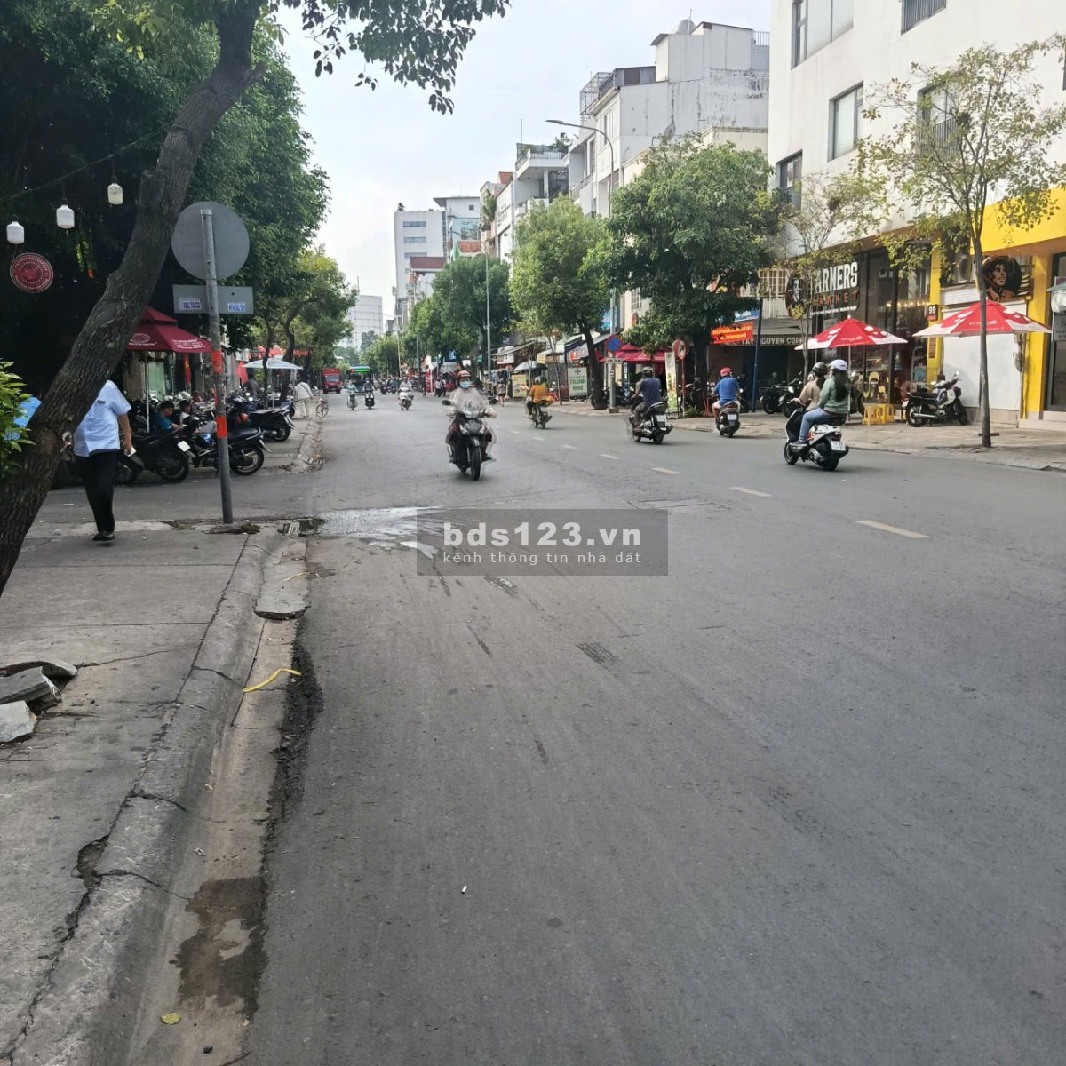 Bán gấp nhà lô góc mặt tiền đường 30m có vỉa hè.
