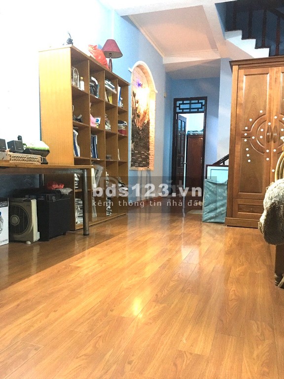Cho thuê nhà 3 tầng, hướng ĐN, cơ bản đủ nội thất, khu TT…