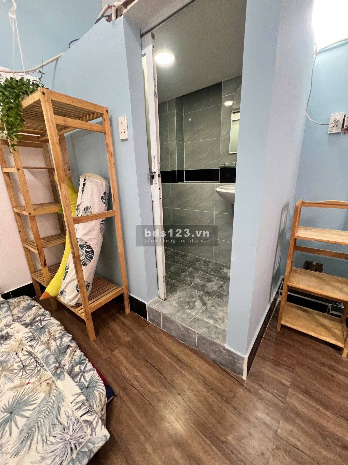phòng có ban công cửa sổ, giờ tự do gần ngã tư bảy hiền-Lạc Long Quân