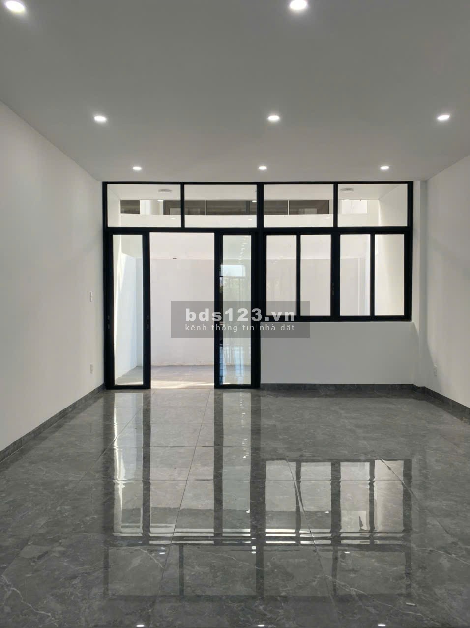 Nhà phố đường 23m khu Trung Nguyên full nội thất cần bán.