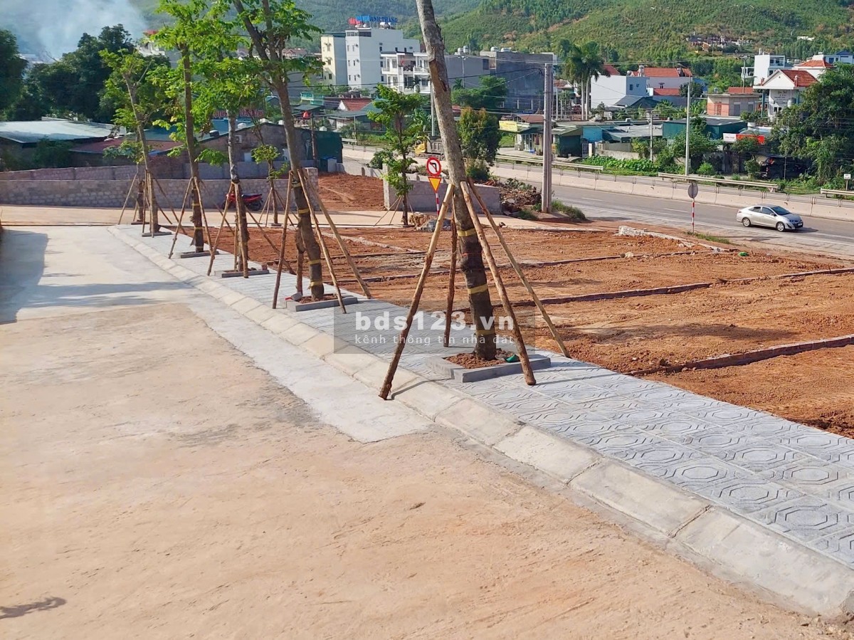 BÁN ĐẤT MẶT TIỀN QL18 – SÁT VÁCH VINHOMES – SỔ ĐỎ SẴN…