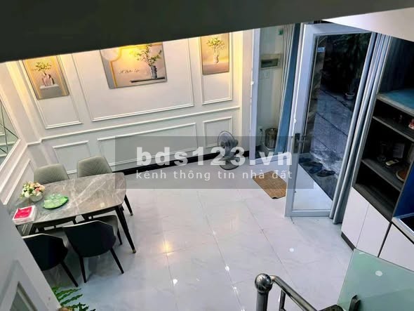 Cho thuê nhà 3 lầu sân thượng tại Hoàng Văn Thụ, P.8, Phú Nhuận