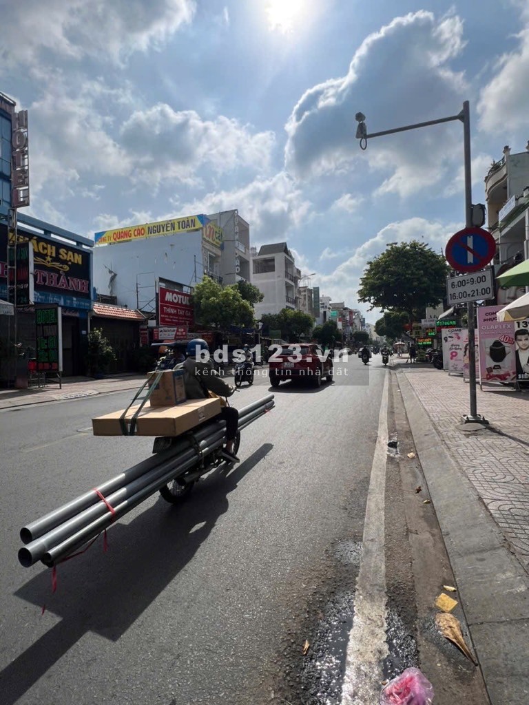 - Mặt tiền đường 20m, cực kỳ đông đúc sầm uất, thuận…