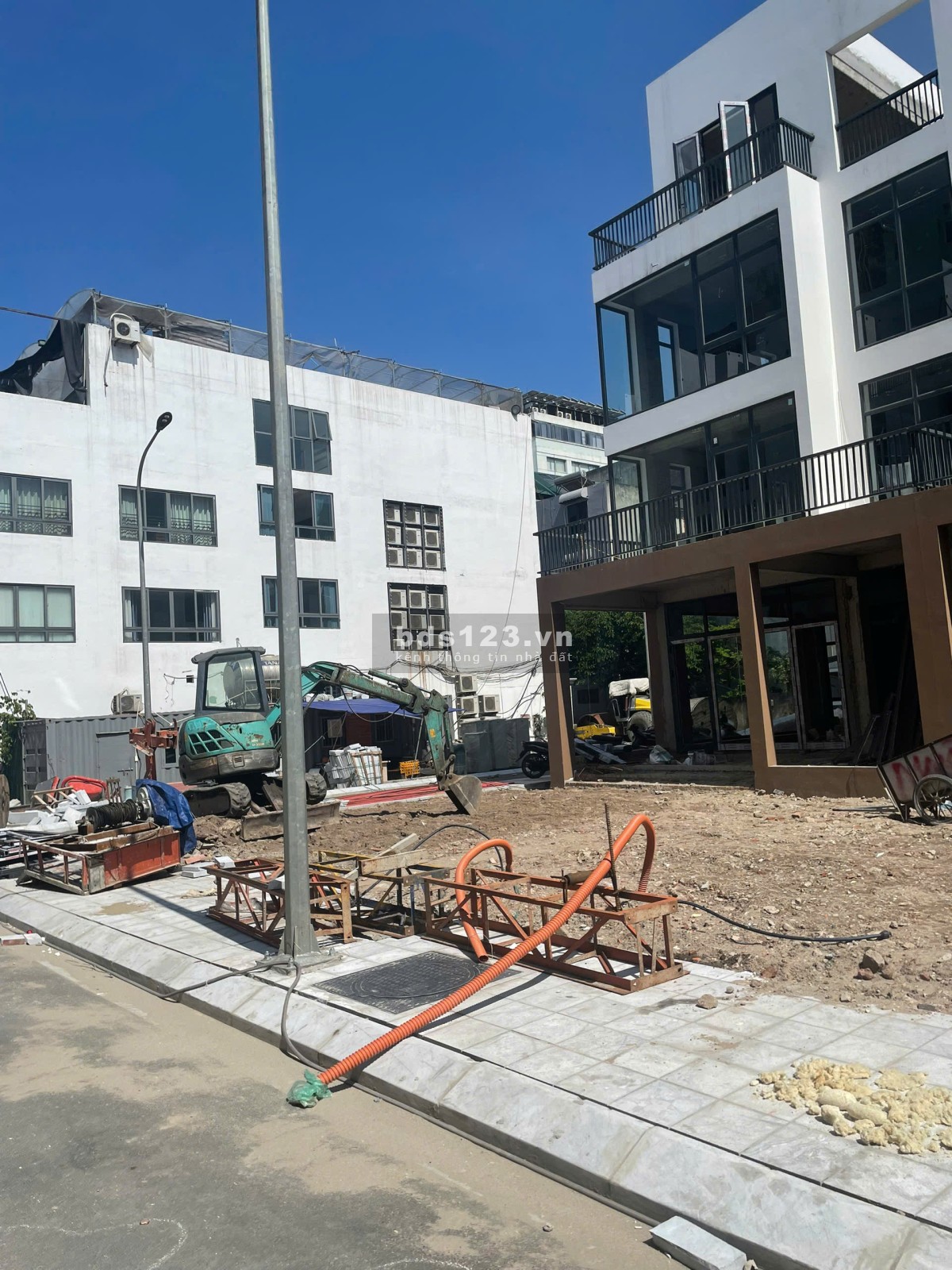 Biệt Thự Lạc Trung 300m² Sân Vườn Riêng 360 triệu/m2
