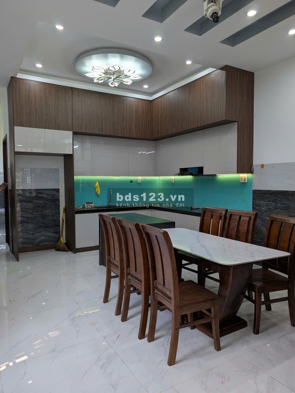 Cực đẹp, Nhà 2 tầng,diện tích khủng, full nội thất. Giá hời, Duy nhất 1 căn. Gần quốc lộ 1 A.