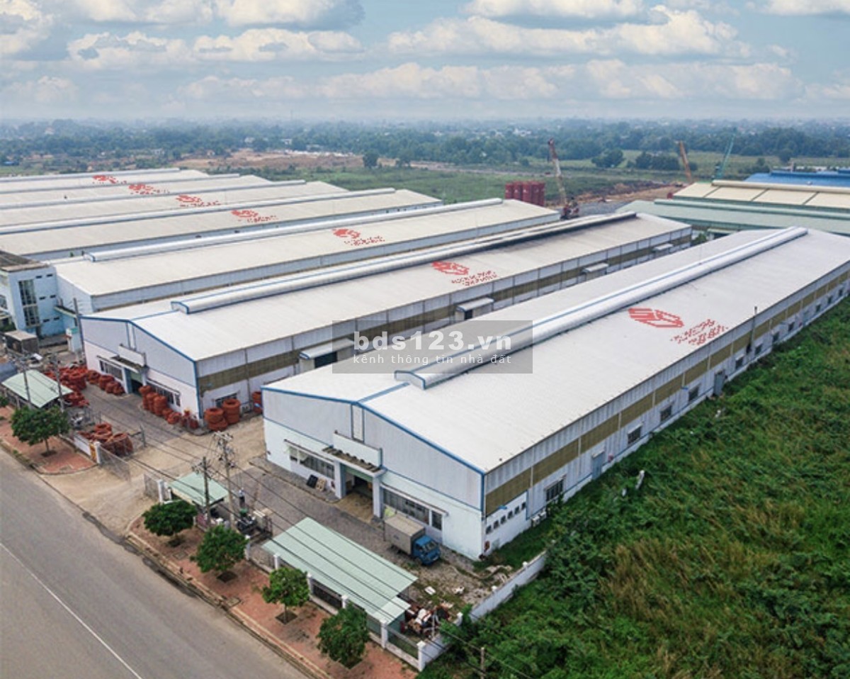 Cho thuê kho xưởng 700m2, 1000m2, 1200m2, 1600m2, 2000m2 gần Ngã tư…