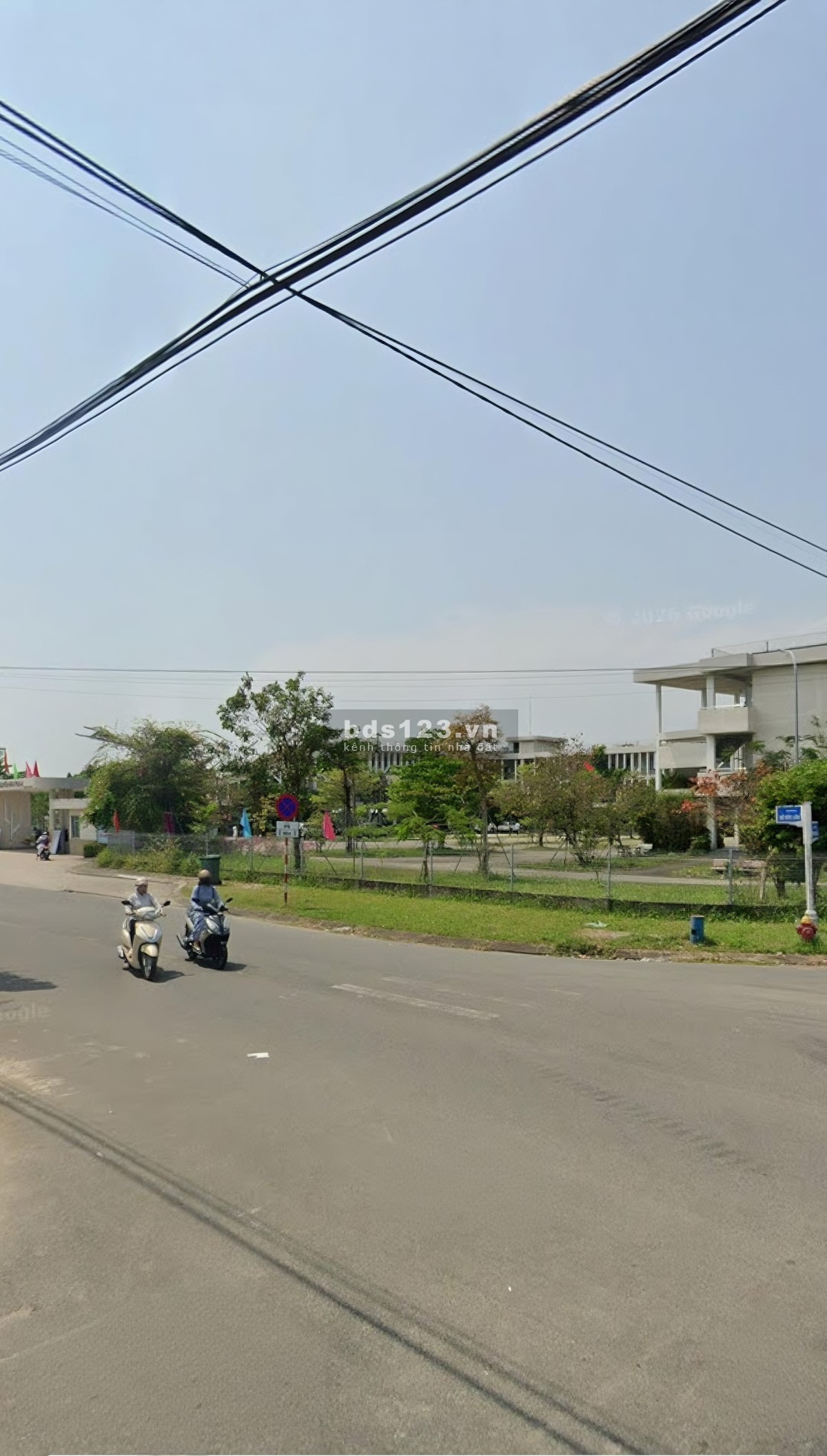 Đường 10.5m, Vỉa hè 5m. Diện tích 100m2,(5 × 20), Vị trí ở…