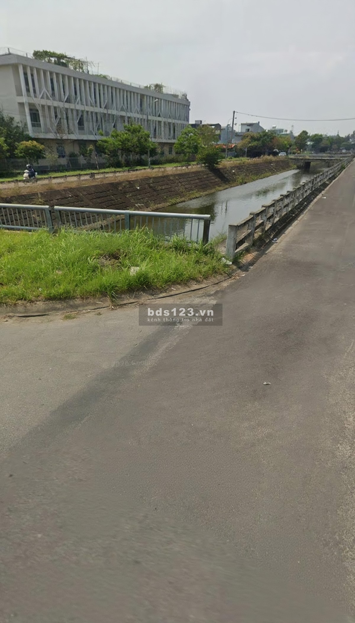Đường 10.5m, Vỉa hè 5m. Diện tích 100m2,(5 × 20), Vị trí ở…