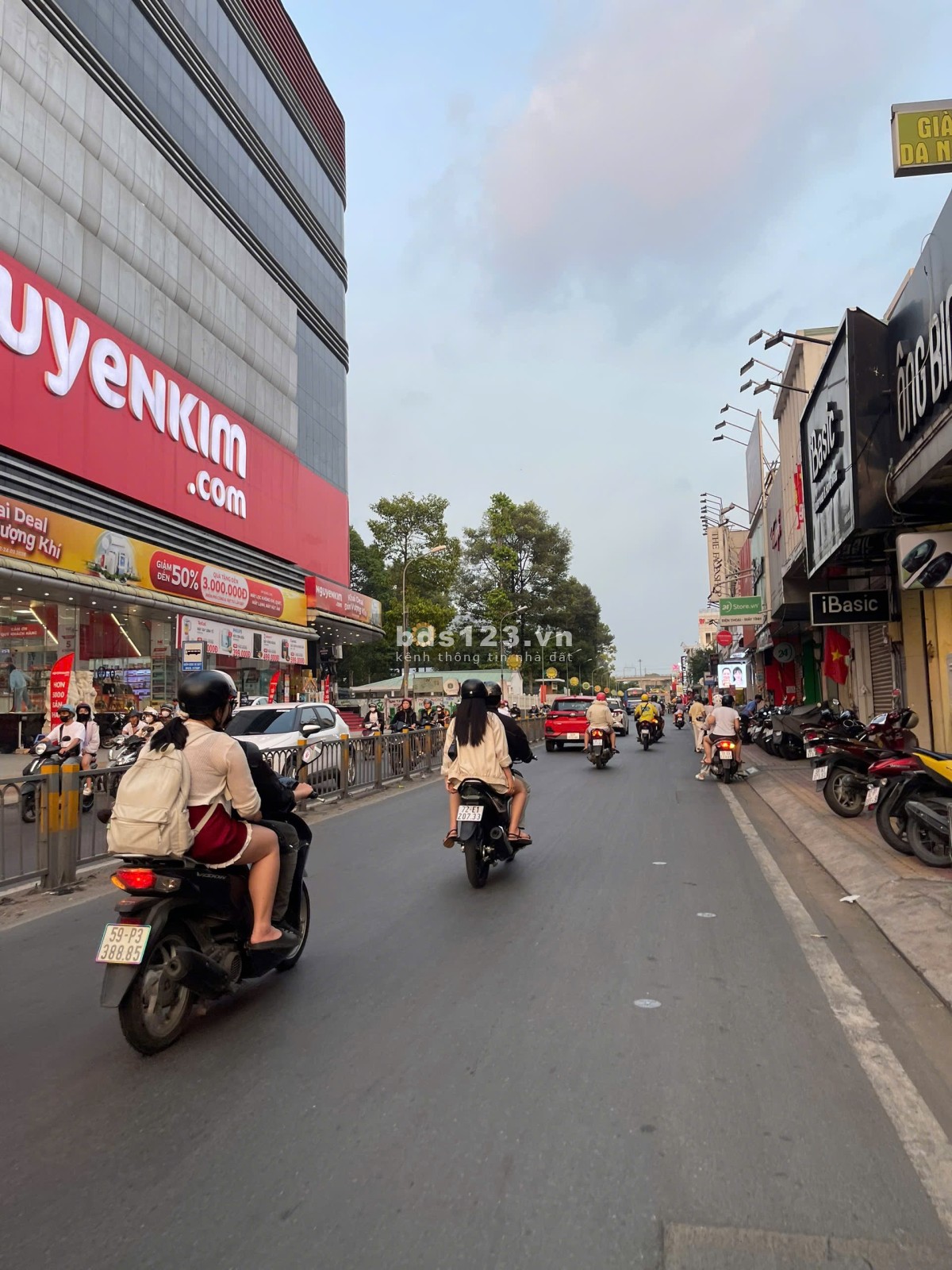 ĐẤT TẶNG NHÀ CẤP 4 - NGANG 6M CÁCH VÕ VĂN NGÂN 100M - GẦN…