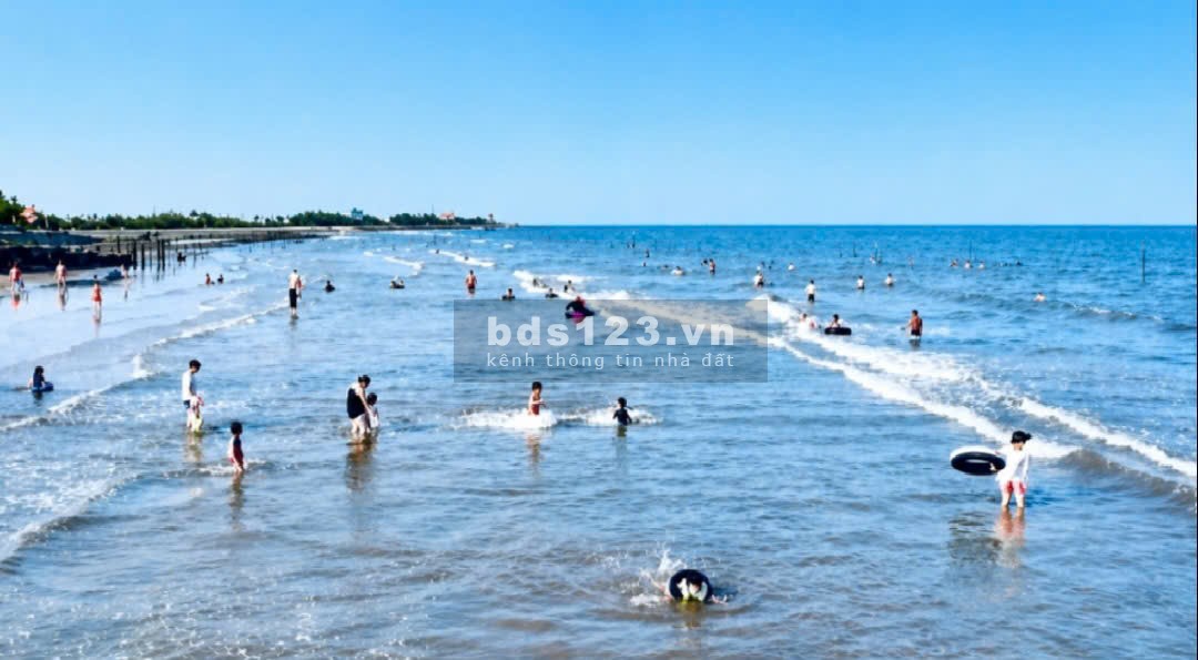 Cổng chợ QUẤT LÂM – NAM ĐỊNH: Gần biển, mặt đường…
