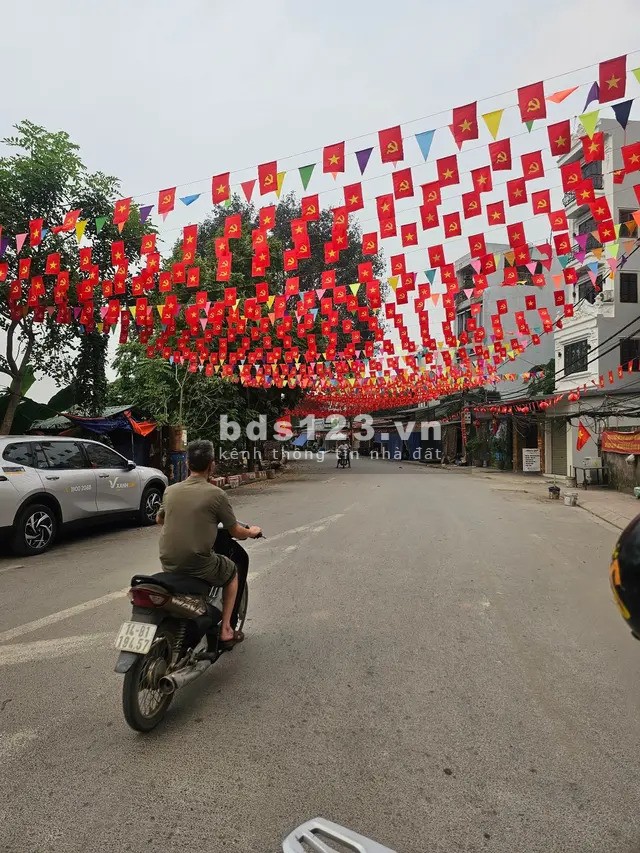 NHÀ MỚI 4 TẦNG – GẦN SÂN VẬN ĐỘNG TRỐNG ĐỒNG