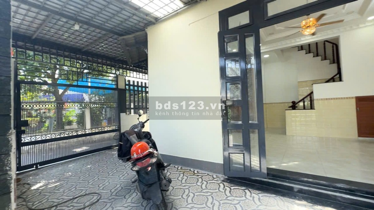 Nhà hẻm xe hơi, 2 mặt tiền, cách đường Hiệp Bình 200m