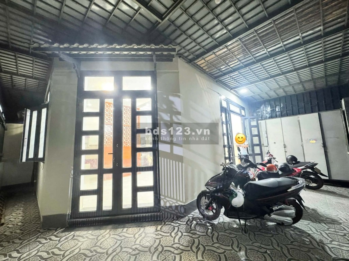 Nhà hẻm xe hơi, 2 mặt tiền, cách đường Hiệp Bình 200m