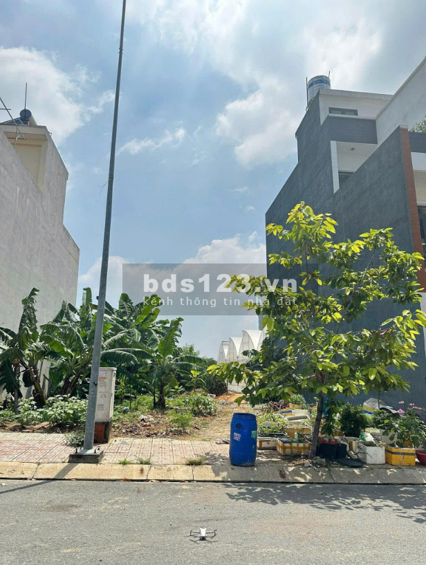 CẦN BÁN GẤP LÔ ĐẤT ĐƯỜNG LÊ QUÝ ĐÔN, DĨ AN, DT 100M2, SỔ…