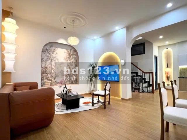 Bán nhà đẹp ngay trung tâm Nguyễn Văn Linh!