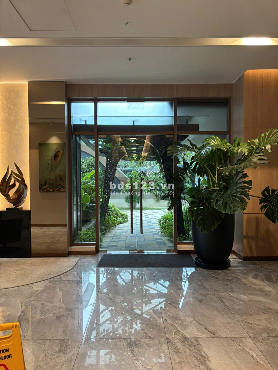 cho thuê căn 2PN Dt 90m2 view hồ trung tâm