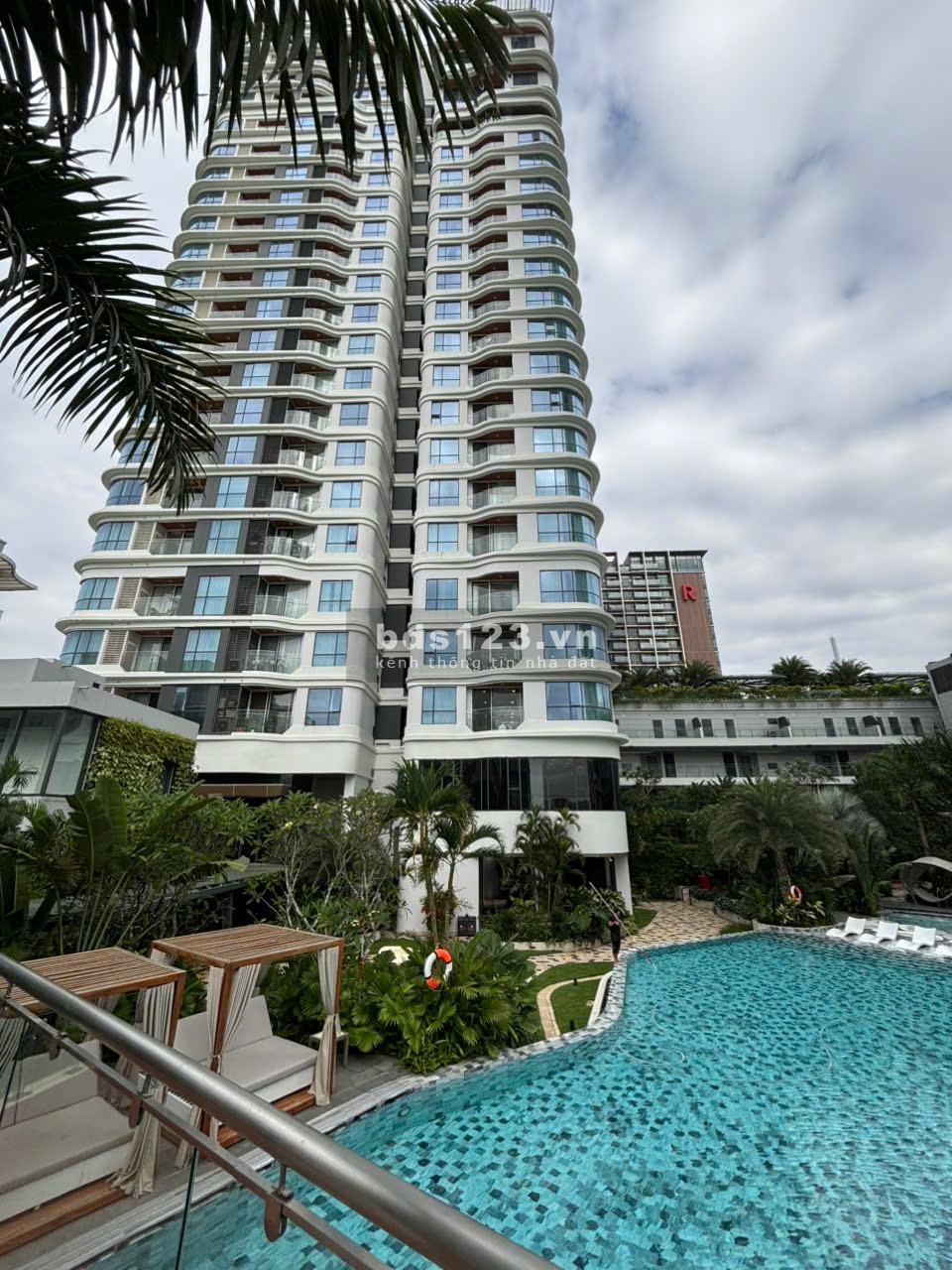 cho thuê căn 2PN Dt 90m2 view hồ trung tâm