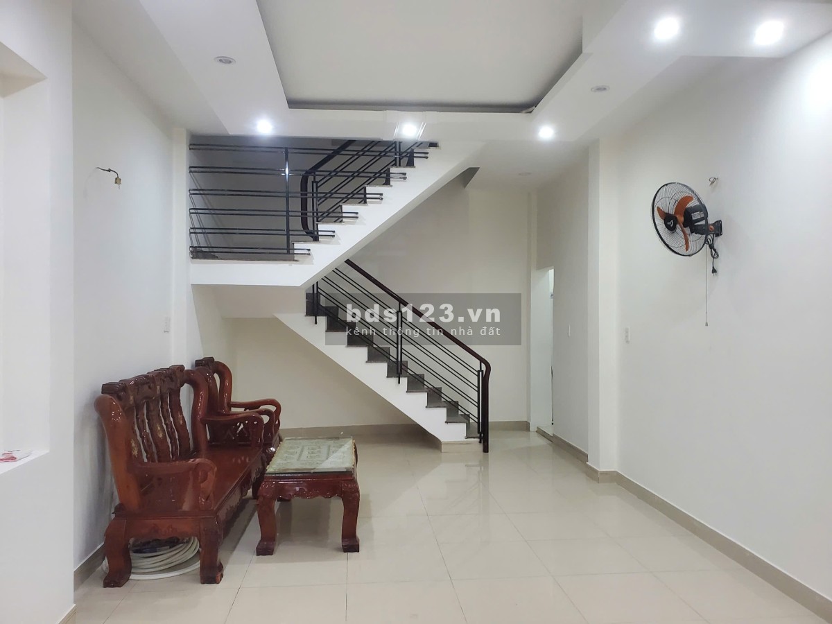Cho thuê nhà 222/4 Võ Thành Trang P11 QTân Bình 1 trệt 2 lầu