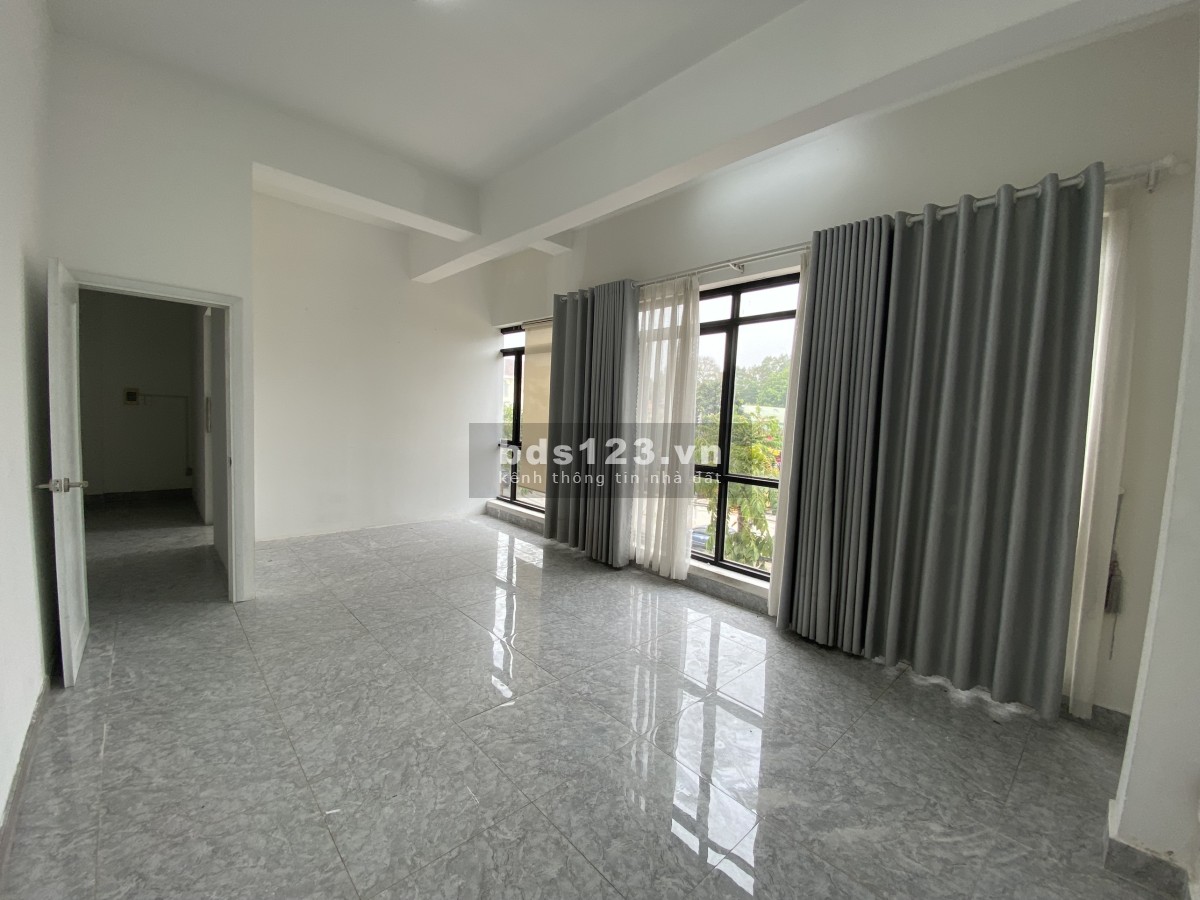 Nhà 2 lầu mặt tiền kinh doanh giá trị thương mại cao đối diện công viên trung tâm Thủ Dầu Một, BD