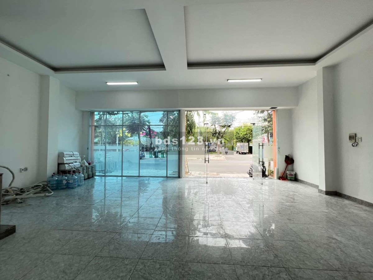 Nhà 2 lầu mặt tiền kinh doanh giá trị thương mại cao đối diện công viên trung tâm Thủ Dầu Một, BD