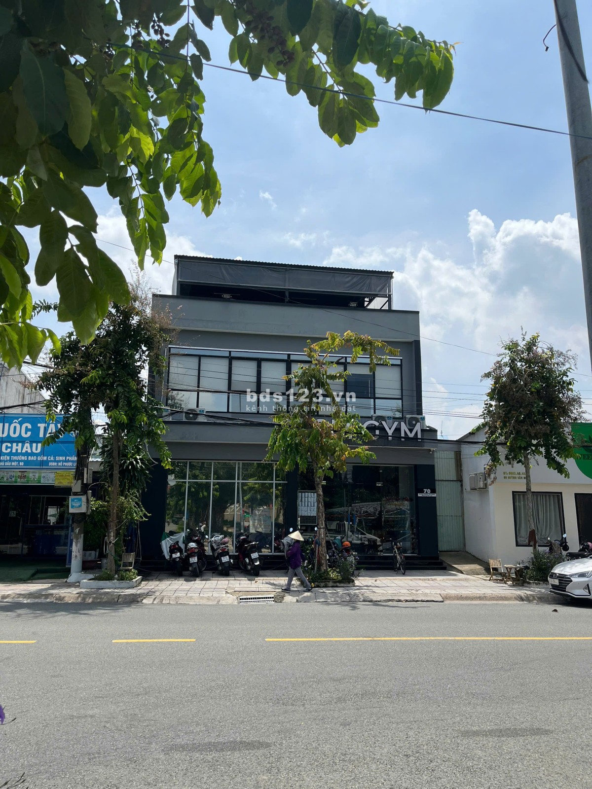 Nhà 2 lầu mặt tiền kinh doanh giá trị thương mại cao đối diện công viên trung tâm Thủ Dầu Một, BD