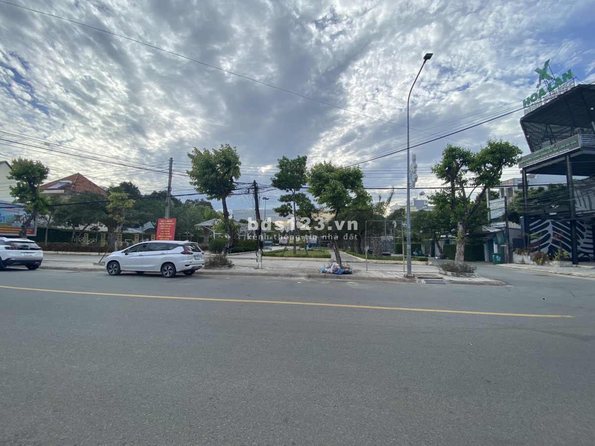Nhà 2 lầu mặt tiền kinh doanh giá trị thương mại cao đối diện công viên trung tâm Thủ Dầu Một, BD
