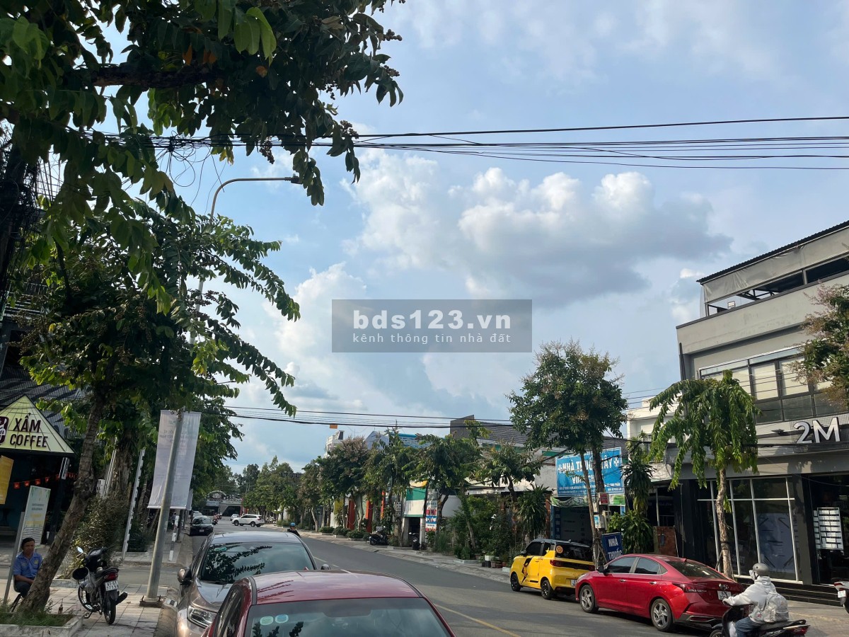 Nhà 2 lầu mặt tiền kinh doanh giá trị thương mại cao đối diện công viên trung tâm Thủ Dầu Một, BD