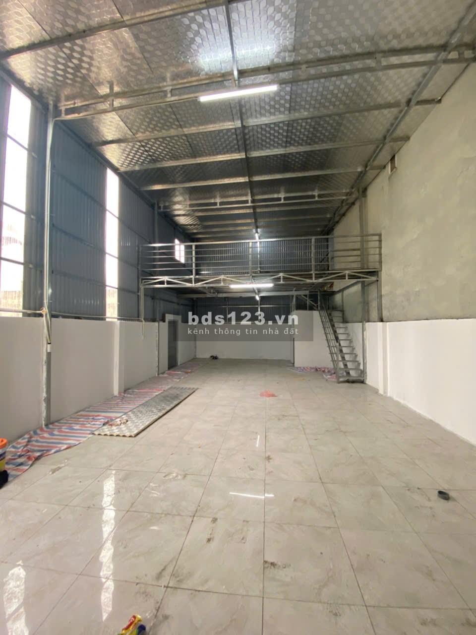 Nhà kho xưởng Mai Lâm Xuân Canh Đông Anh 100m² ô tô tránh giá…