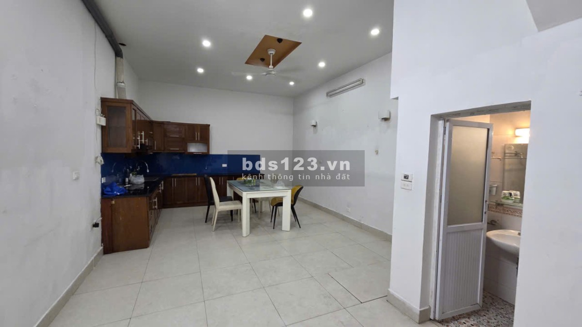Cho thuê cả nhà 2.5 tầng, mặt tiền rộng 4.7m, ngõ rộng ô tô đánh vào nhà, gần ngõ 192 Lê Trọng Tấn