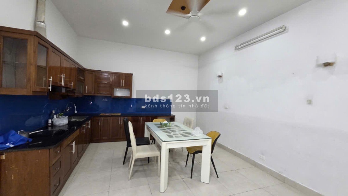 Cho thuê cả nhà 2.5 tầng, mặt tiền rộng 4.7m, ngõ rộng ô tô đánh vào nhà, gần ngõ 192 Lê Trọng Tấn