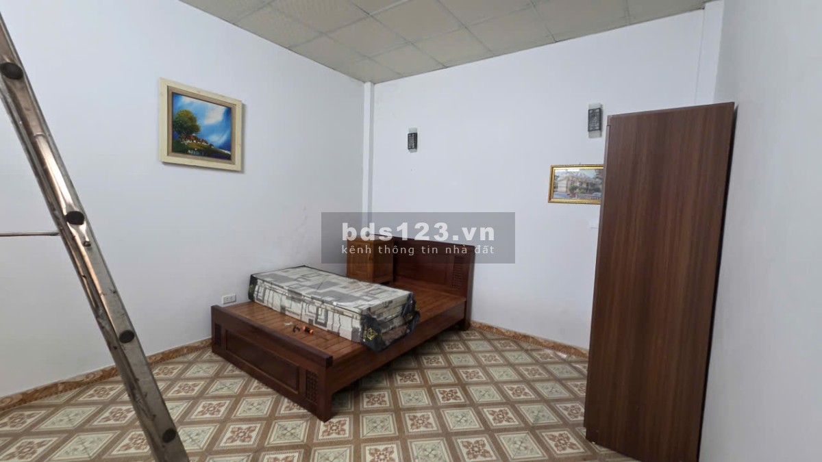 Cho thuê cả nhà 2.5 tầng, mặt tiền rộng 4.7m, ngõ rộng ô tô đánh vào nhà, gần ngõ 192 Lê Trọng Tấn