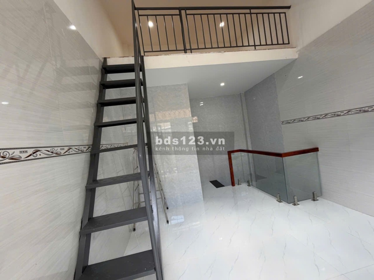 Sát mặt tiền Phú Thọ Hoà - 3 tầng chỉ 2Đ hơn