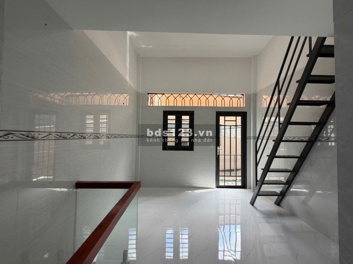 Sát mặt tiền Phú Thọ Hoà - 3 tầng chỉ 2Đ hơn