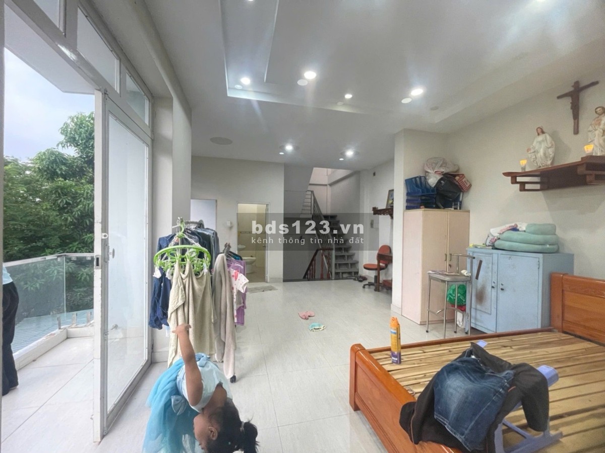 7 tỷ 2 - 100m ngang hơn 8m nhà 3 tầng kiên cố sát Vạn Phúc City…
