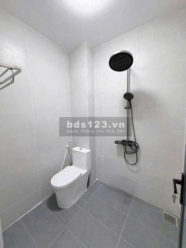 1TY 4XX - CẦM CHÌA KHÓA NHÀ RIÊNG GẦN HƯƠNG LỘ 15