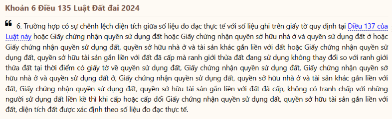 Khoản 6 Điều 135 Luật Đất đai 2024 quy định về việc xử lý chênh lệch diện tích khi đo đạc thực tế so với giấy tờ về quyền sử dụng đất.