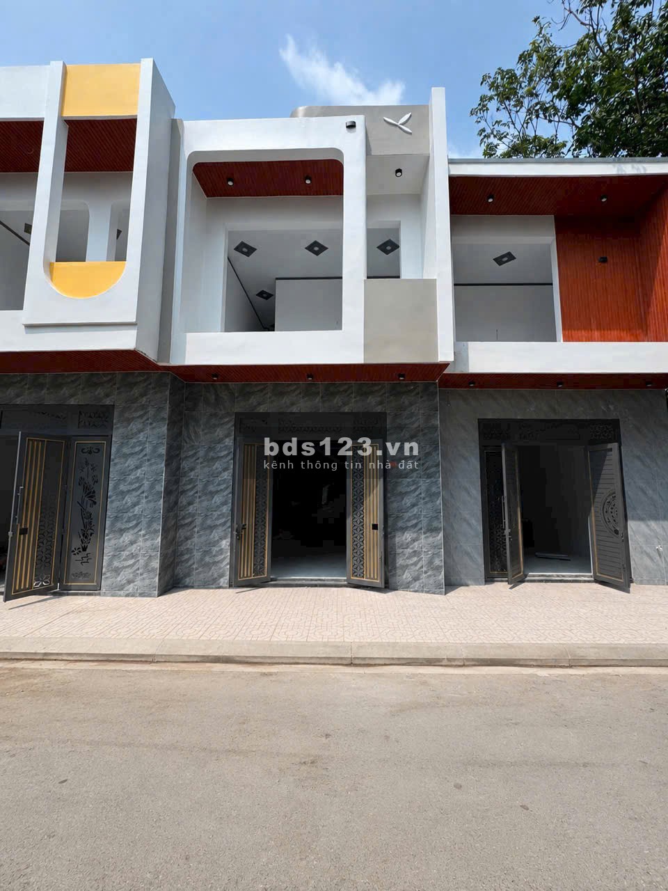 NHÀ MỚI 99% - NGAY UBND TÂN TRIỀU