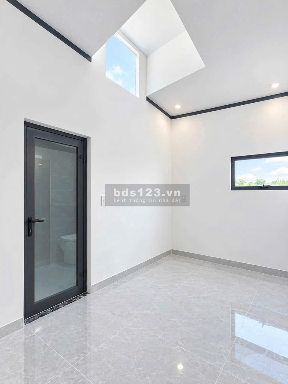 NHÀ MỚI 99% - NGAY UBND TÂN TRIỀU