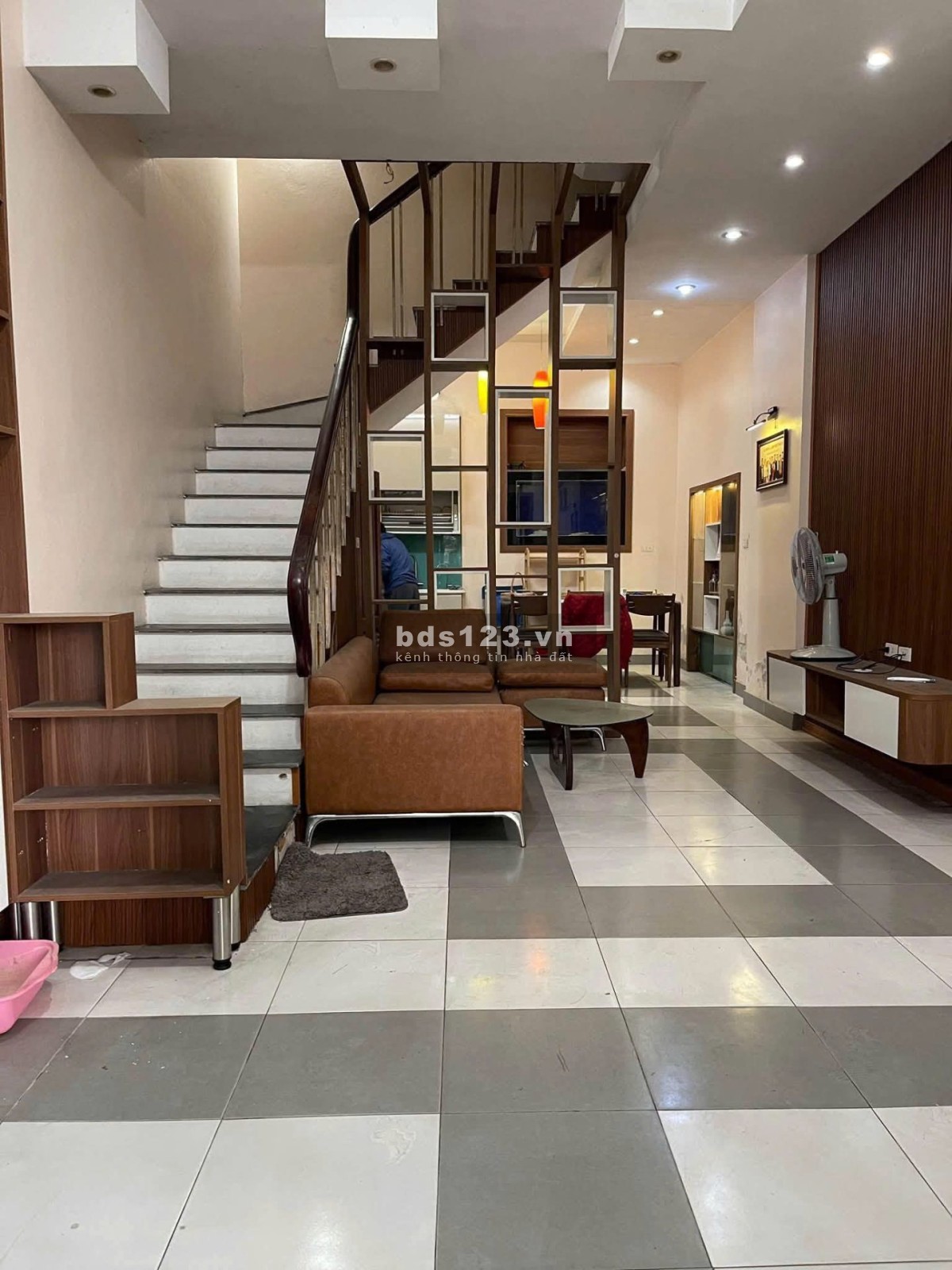Cho thuê nhà phố Nguyễn Hữu Thọ 5 ngủ, 4 tầng, ô tô tránh