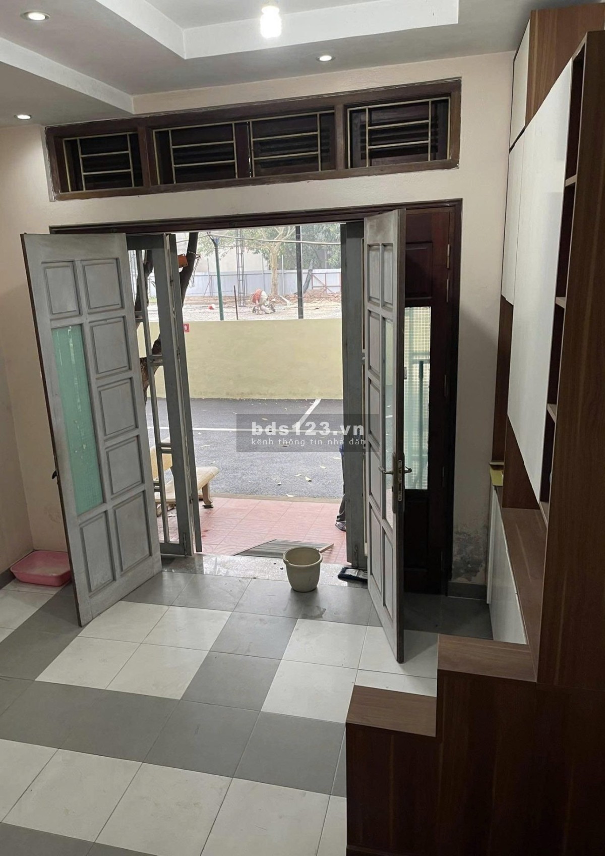 Cho thuê nhà phố Nguyễn Hữu Thọ 5 ngủ, 4 tầng, ô tô tránh