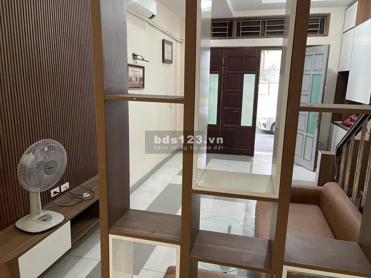 Cho thuê nhà phố Nguyễn Hữu Thọ 5 ngủ, 4 tầng, ô tô tránh