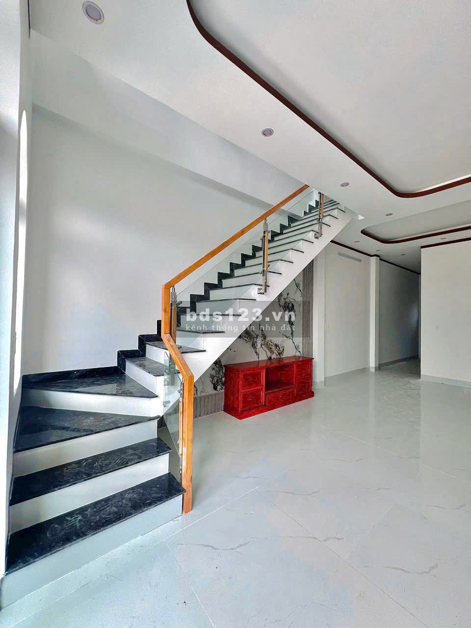 GIÁ RẺ HẾT HỒN - NHÀ PHỐ 4 PHÒNG NGỦ, CÓ SÂN OTO NGAY TRUNG…
