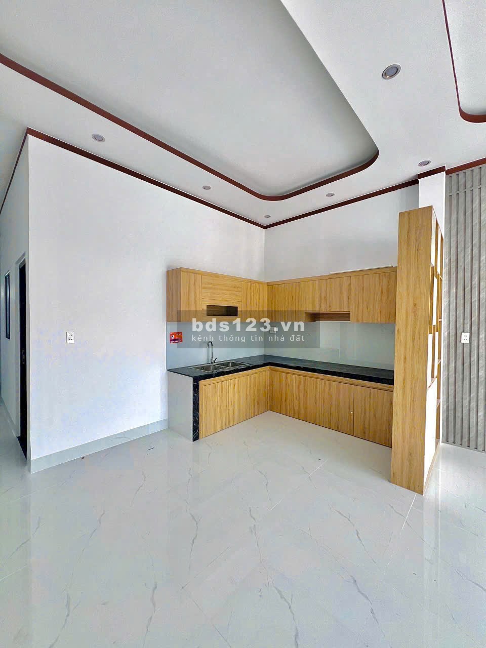 GIÁ RẺ HẾT HỒN - NHÀ PHỐ 4 PHÒNG NGỦ, CÓ SÂN OTO NGAY TRUNG…
