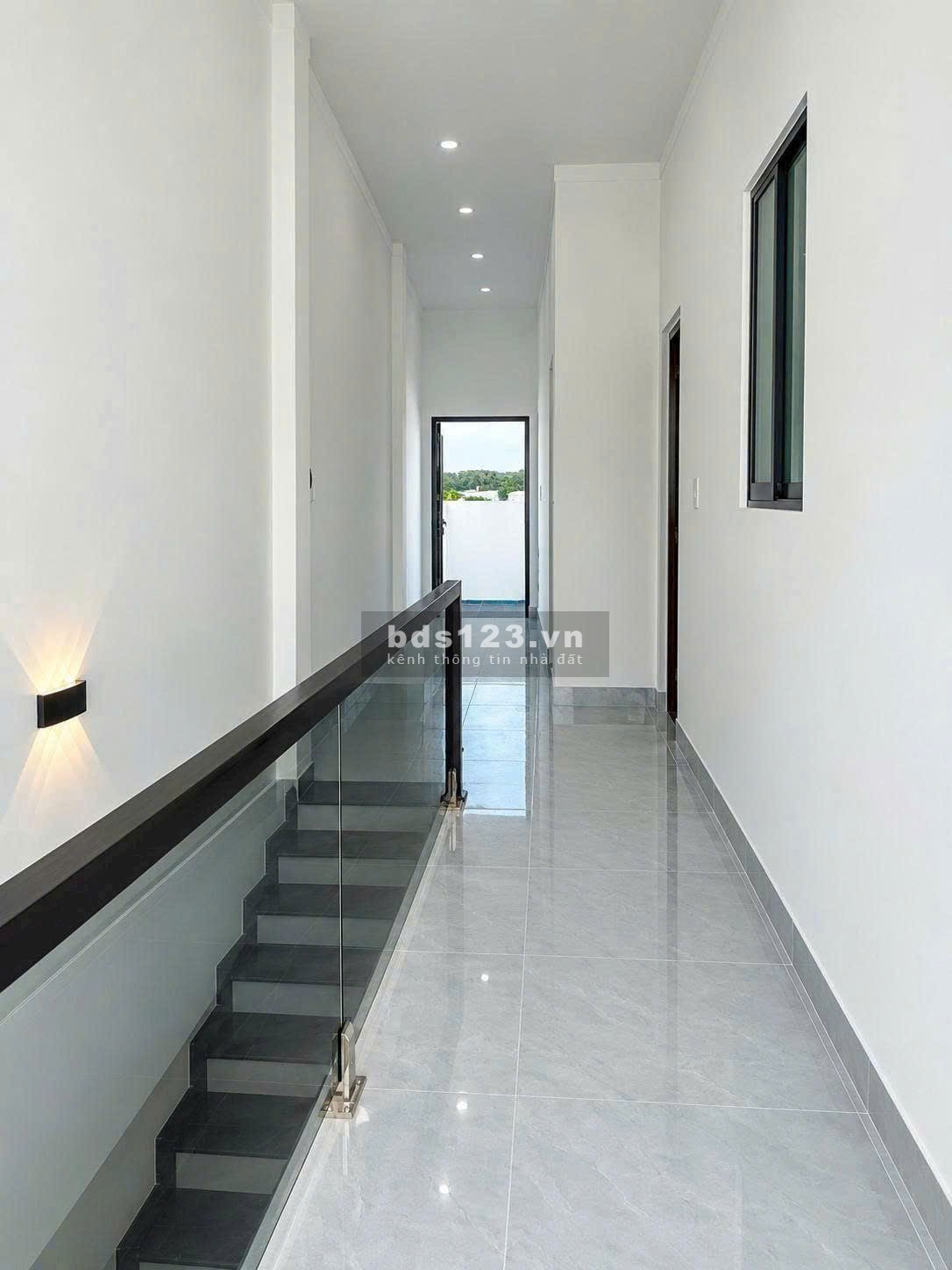 Nhà lầu 90m2, 3 phòng ngủ, 2wc ngay Ngã Ba Bình Ý