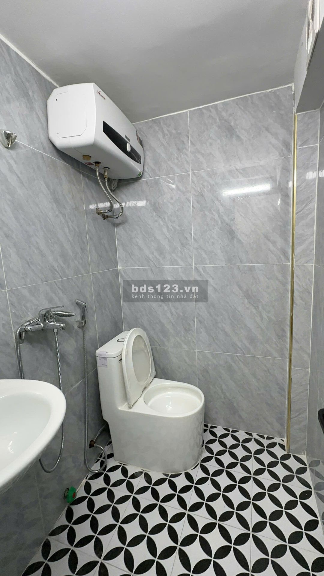 Cho thuê căn hộ tâp thể 2 phòng ngủ gí 7tr5 phố Bùi Ngọc Dương