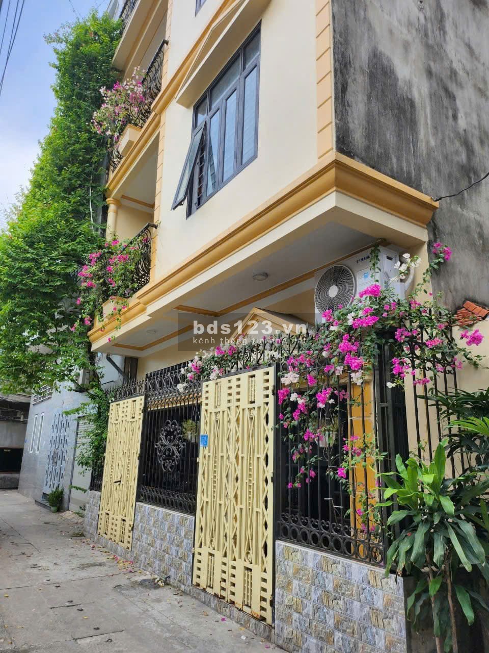 Cho thuê nhà mặt phố Văn Cao, đường to