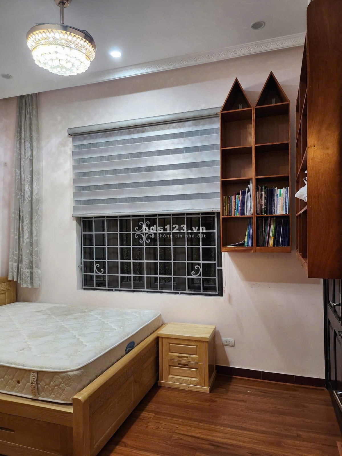 Cho thuê nhà mặt phố Văn Cao, đường to